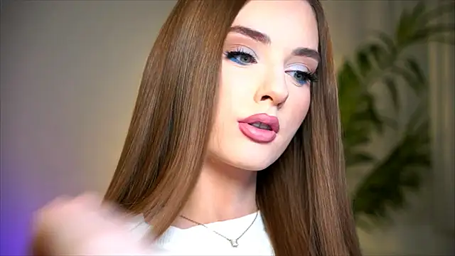 petitegonwiild online show from March 12, 6:12 pm