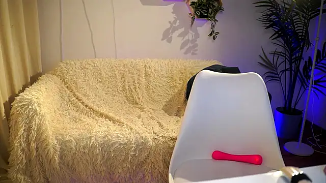 petitegonwiild online show from March 2, 2:47 pm