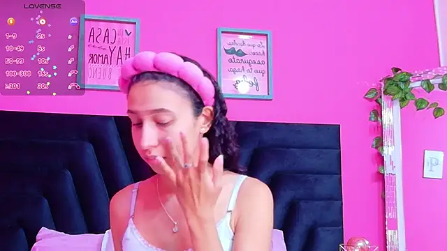 Snapshot of Beautifulskinny18 chatting on September 28, 7:43 pm Beautifulskinny18 online show from September 28, 7:43 pm