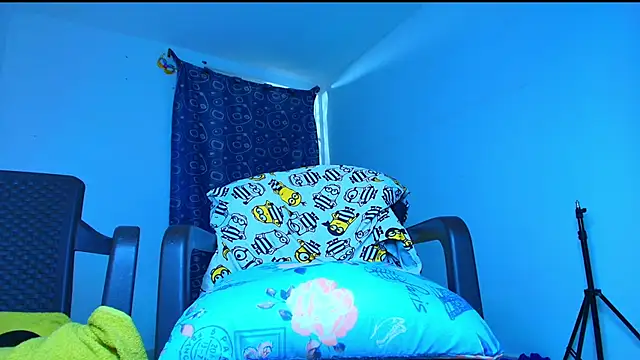 Snapshot of Thomass00 chatting on February 19, 5:04 am Thomass00 online show from February 19, 5:04 am