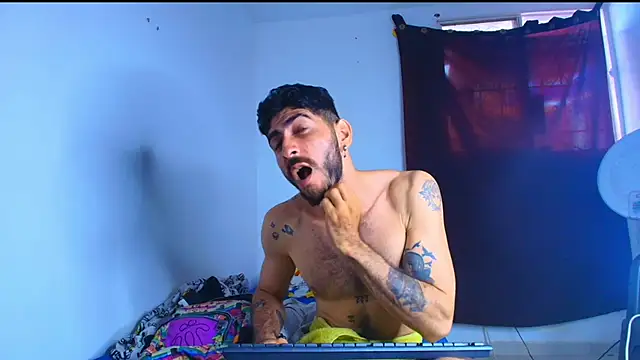 Snapshot of Thomass00 chatting on February 24, 3:46 pm Thomass00 online show from February 24, 3:46 pm