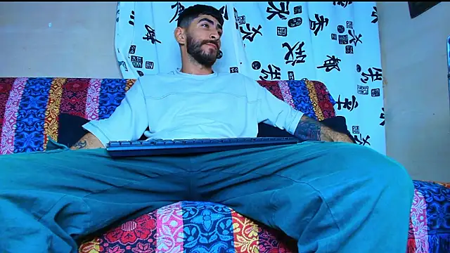 Snapshot of Thomass00 chatting on February 15, 5:52 am Thomass00 online show from February 15, 5:52 am