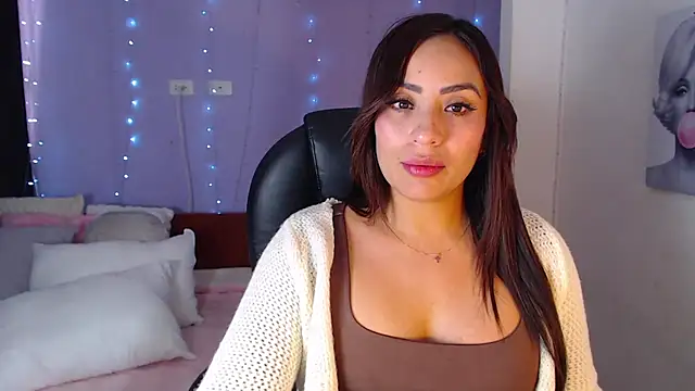 Snapshot of Paulina_627 chatting on February 14, 6:41 pm Paulina 627 online show from February 14, 6:41 pm