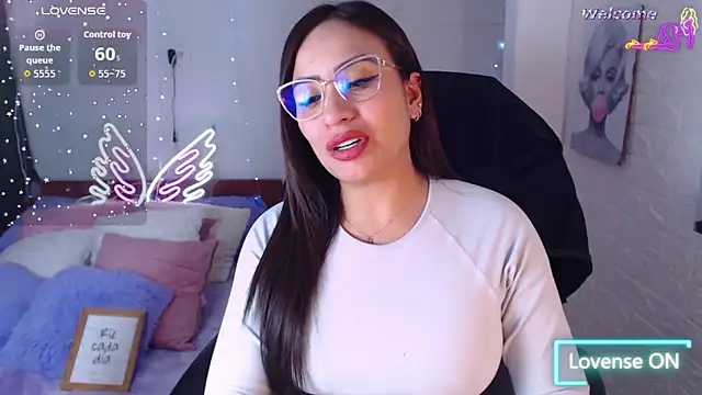 Snapshot of Paulina_627 chatting on April 16, 2:29 pm Paulina 627 online show from April 16, 2:29 pm
