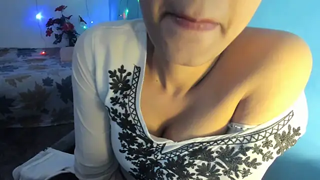 aarjulove online show from November 4, 7:12 am