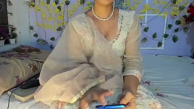 aarjulove online show from April 29, 4:33 pm