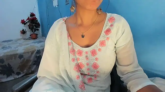 aarjulove online show from April 11, 7:16 am