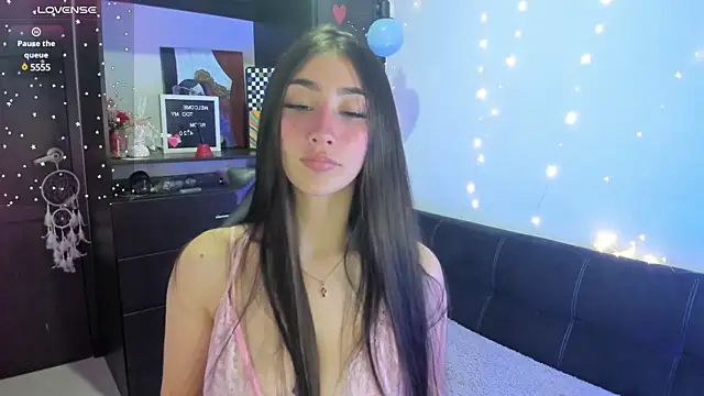 Snapshot of Emilytafur chatting on February 12, 12:48 am Emilytafur online show from February 12, 12:48 am