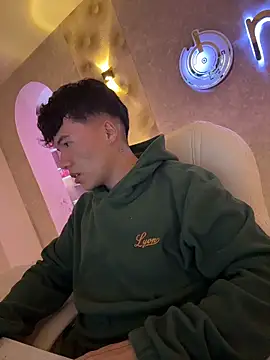 Logan smith1 online show from December 19, 5:00 am