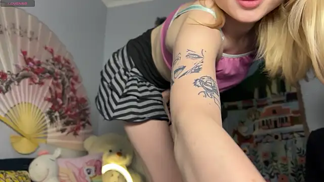 Snapshot of dollfromvenus chatting on May 30, 1:17 pm dollfromvenus online show from May 30, 1:17 pm