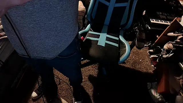 Snapshot of deadpi chatting on March 11, 12:39 pm deadpi online show from March 11, 12:39 pm