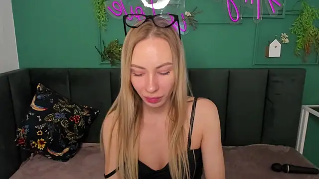 Snapshot of Diana_Garrett chatting on October 9, 2:12 am Diana Garrett online show from October 9, 2:12 am