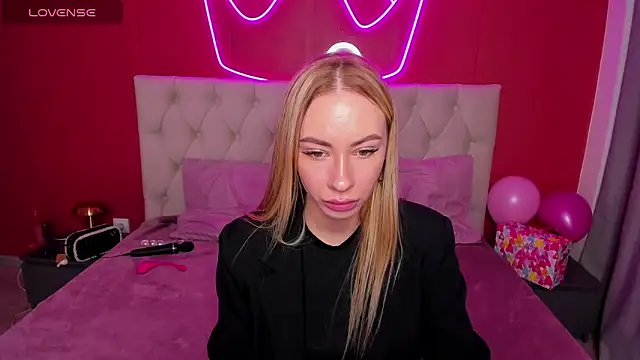 Snapshot of Diana_Garrett chatting on February 14, 8:52 am Diana Garrett online show from February 14, 8:52 am