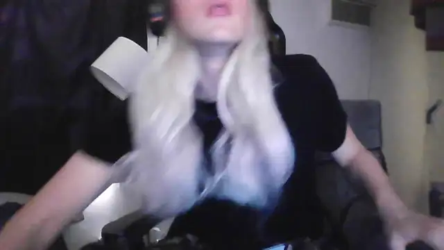 Snapshot of sexyblondetrans chatting on October 28, 9:03 pm sexyblondetrans online show from October 28, 9:03 pm