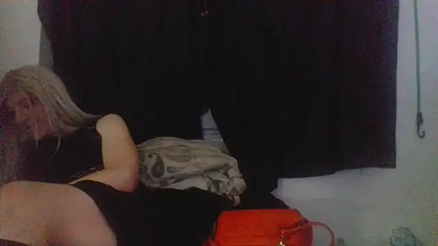 Snapshot of sexyblondetrans chatting on October 4, 9:44 am sexyblondetrans online show from October 4, 9:44 am