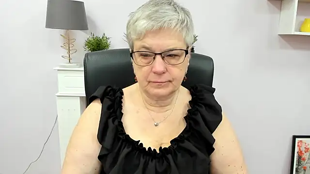 Snapshot of IrisDream chatting on May 11, 6:04 am IrisDream online show from May 11, 6:04 am
