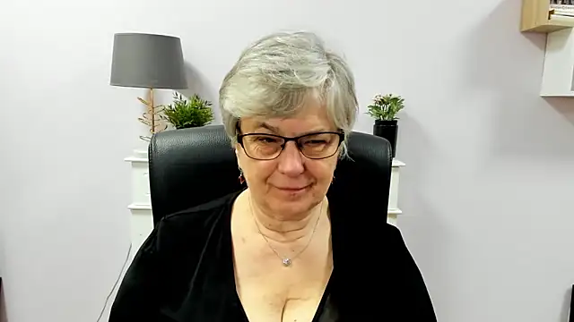 Snapshot of IrisDream chatting on May 6, 6:06 am IrisDream online show from May 6, 6:06 am