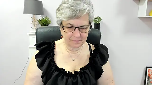 Snapshot of IrisDream chatting on May 8, 6:28 am IrisDream online show from May 8, 6:28 am