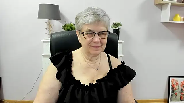Snapshot of IrisDream chatting on June 2, 6:02 am IrisDream online show from June 2, 6:02 am