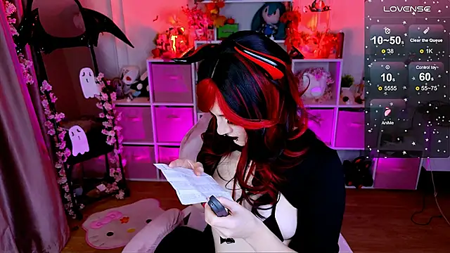 Snapshot of Aki__Ra chatting on November 11, 10:37 pm Aki Ra online show from November 11, 10:37 pm