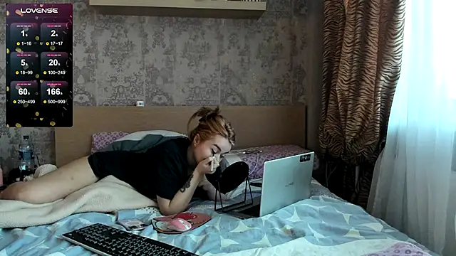 Snapshot of purebeautie13 chatting on December 25, 10:39 am purebeautie13 online show from December 25, 10:39 am