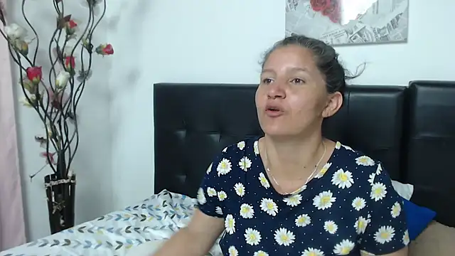 Snapshot of Angelinna_Milf chatting on January 28, 3:04 am Angelinna Milf online show from January 28, 3:04 am
