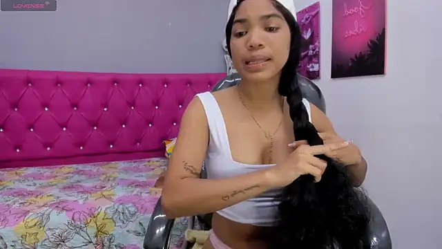 Snapshot of ximena_ruiz18 chatting on November 23, 12:48 pm ximena ruiz18 online show from November 23, 12:48 pm