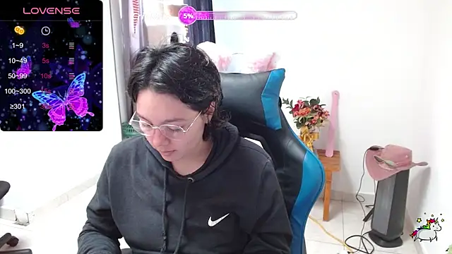 TRIXIE TANG28 online show from February 24, 7:04 pm