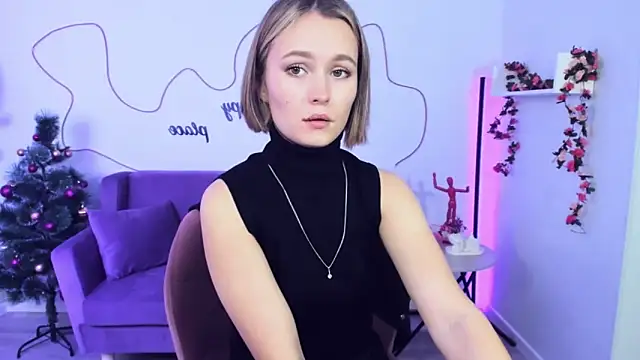 Snapshot of BritnieCute chatting on December 18, 8:31 am BritnieCute online show from December 18, 8:31 am