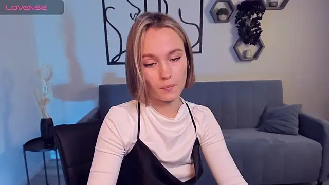 Snapshot of BritnieCute chatting on December 3, 6:43 am BritnieCute online show from December 3, 6:43 am