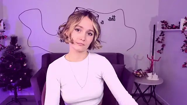 Snapshot of BritnieCute chatting on December 10, 8:30 am BritnieCute online show from December 10, 8:30 am