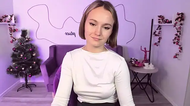 Snapshot of BritnieCute chatting on December 12, 10:34 am BritnieCute online show from December 12, 10:34 am