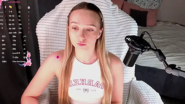 Snapshot of HollisBeckett chatting on February 27, 3:18 am HollisBeckett online show from February 27, 3:18 am