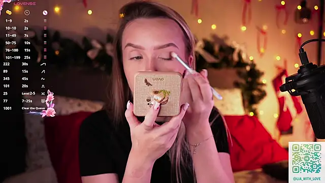 Snapshot of HollisBeckett chatting on December 17, 1:32 am HollisBeckett online show from December 17, 1:32 am