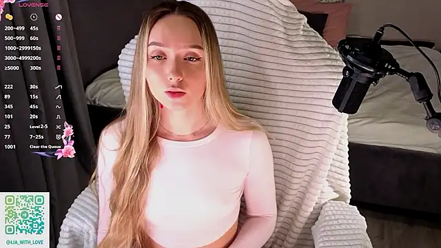 Snapshot of HollisBeckett chatting on February 14, 1:17 am HollisBeckett online show from February 14, 1:17 am