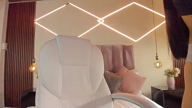 BellaClaiir online show from December 18, 2:32 pm