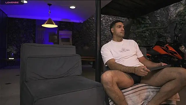 LeoSalvatore  online show from November 8, 9:18 pm