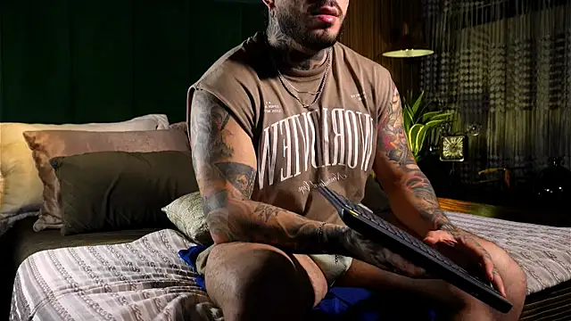 Snapshot of LeoSalvatore_ chatting on March 9, 1:25 am LeoSalvatore  online show from March 9, 1:25 am