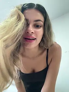 cuteluci  online show from May 20, 10:45 am