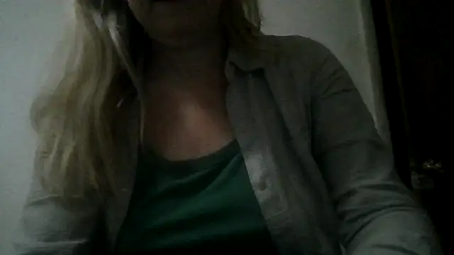 Snapshot of Emilylyn2501 chatting on December 5, 10:28 pm Emilylyn2501 online show from December 5, 10:28 pm