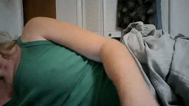 Snapshot of Emilylyn2501 chatting on December 21, 8:43 pm Emilylyn2501 online show from December 21, 8:43 pm