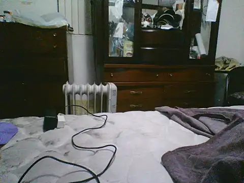 Snapshot of Emilylyn2501 chatting on October 19, 12:02 am Emilylyn2501 online show from October 19, 12:02 am