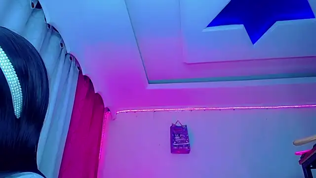 NahomiCamper online show from May 12, 1:46 am