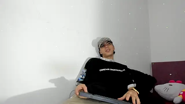 HeellBoy  online show from December 21, 1:19 am