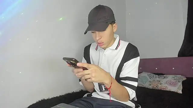 HeellBoy  online show from May 7, 6:28 am
