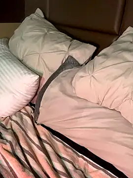 CrownedNyaries online show from December 2, 11:51 am