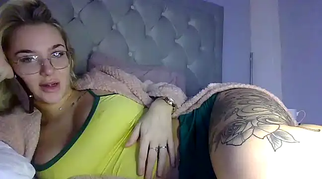 Snapshot of diamondgalxo chatting on February 5, 8:32 am diamondgalxo online show from February 5, 8:32 am