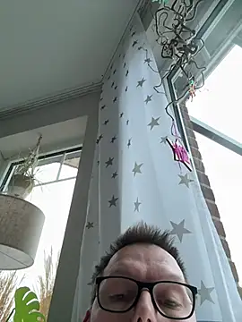 Snapshot of rundum40 chatting on December 8, 1:58 pm rundum40 online show from December 8, 1:58 pm