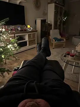 Snapshot of rundum40 chatting on December 13, 4:38 pm rundum40 online show from December 13, 4:38 pm