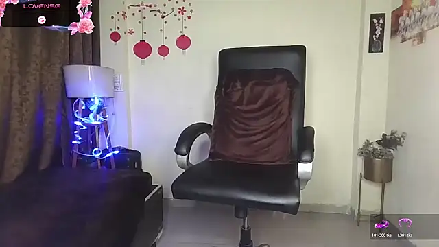 Snapshot of Black-Pearll chatting on March 1, 5:18 am Black-Pearll online show from March 1, 5:18 am